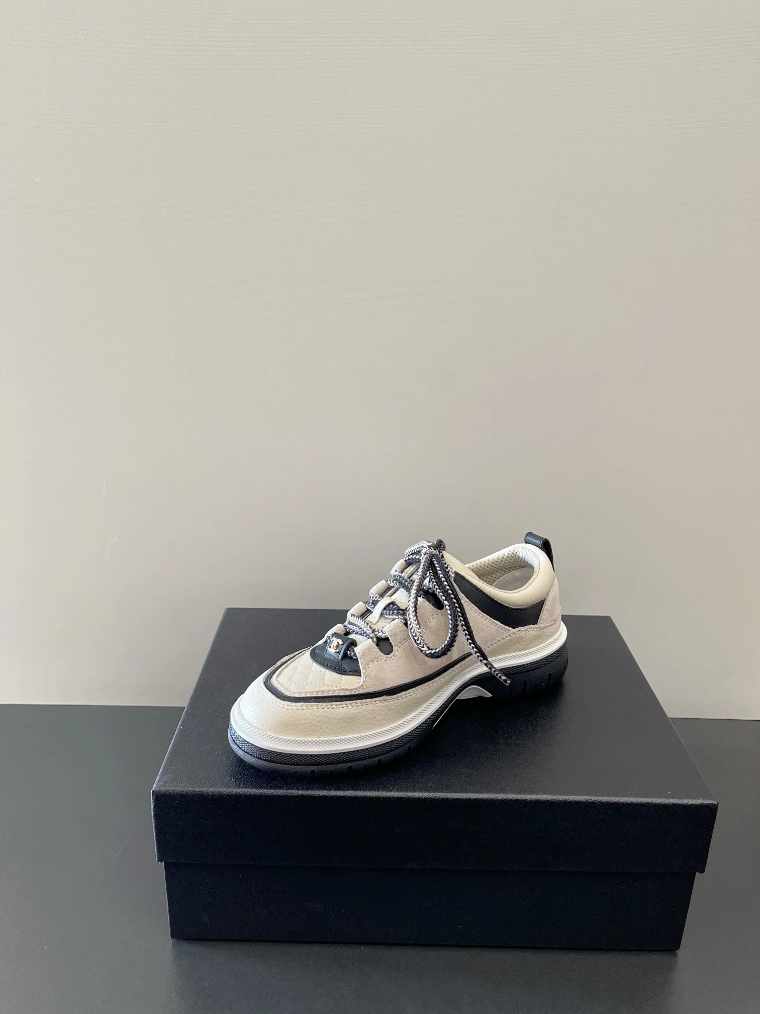 👟👟Ex-factory price 560👟👟 𝐂𝐇𝐀𝐍𝐄𝐋 Chanel's latest diamond lace sports sneakers in new colors ✔️ Full cowhide leather surface. The new color matching fabric adds many elements to make it look very delicate. When you put it on, your legs will become longer in seconds. The authentic replica of the counter. The upper part can be said to be really super good! Size: 35-41 original packaging